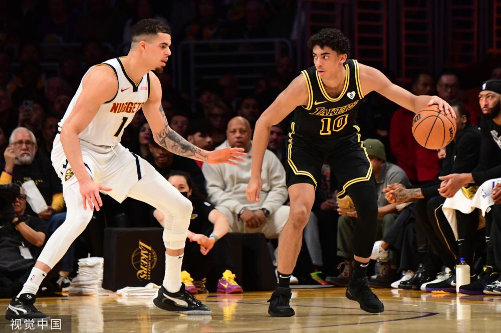 表现击败了 表现击败了